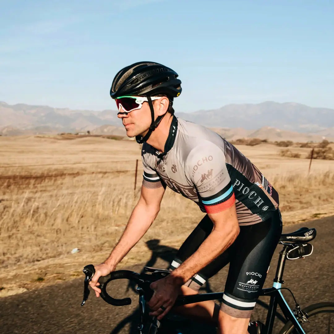 Egy biciklis sportoló, aki légzéskönnyítő orrtapaszt használ a sportoláshoz.