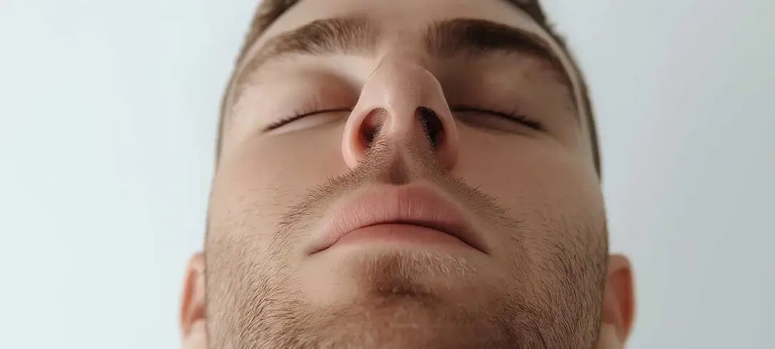 Egy férfi akinek bevált a légzéskönnyítő orrtapasz.