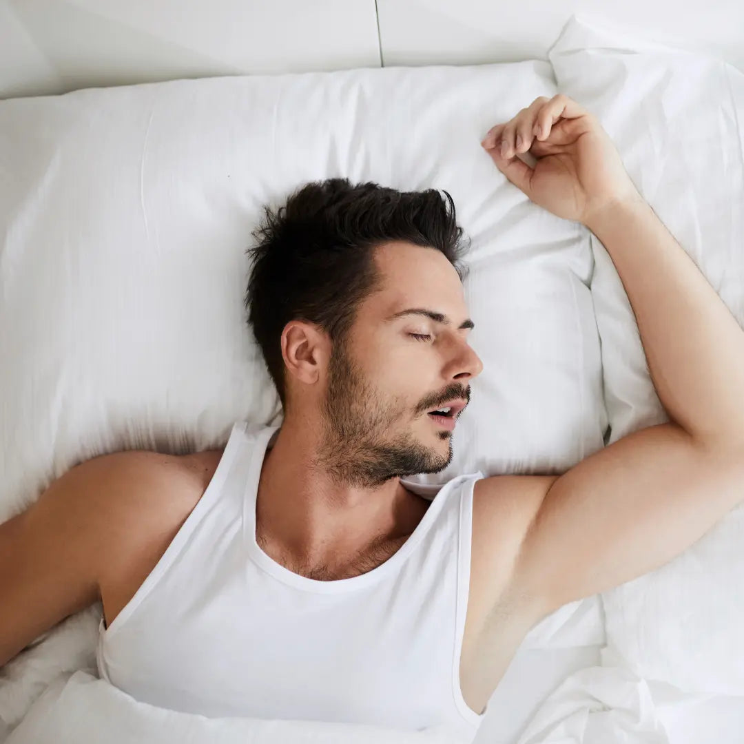 Alvó férfi, aki a száján keresztül lélegzik, utalva a helytelen légzés problémájára.